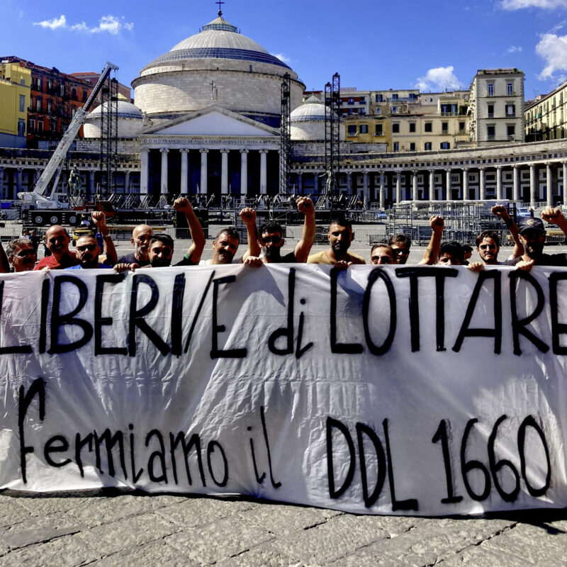 Lo striscione portato in piazza a Napoli dagli attivisti della campagna "Liberi di Lottare: fermiamo il ddl1660", Napoli, 10 settembre 2024. ANSA (NPK)