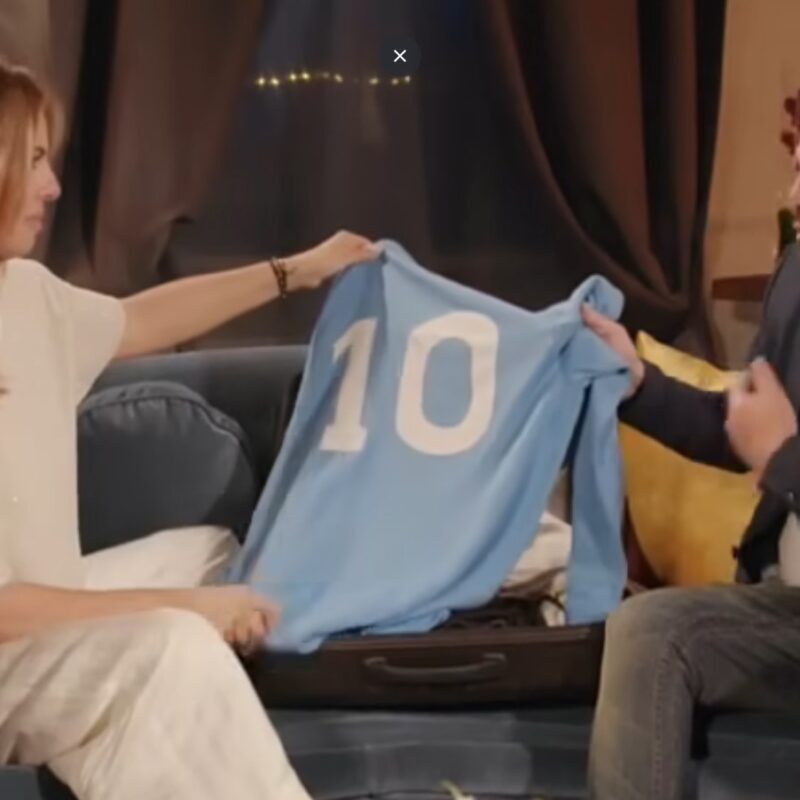 Totò Schillaci mostra a Paola Perego la maglia ricevuta da Maradona