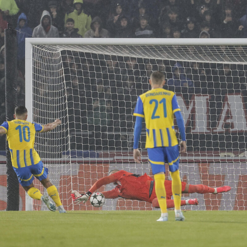 Bologna's goalkeeper Lukas Skorupski saves the penalty from Shakhtar Donetsk's Georgiy Sudakov during the UEFA Champions League soccer match between Bologna FC and Shakhtar Donetsk at Renato Dall'Ara stadium in Bologna, Italy, 18 September 2024. ANSA/ELISABETTA BARACCHI