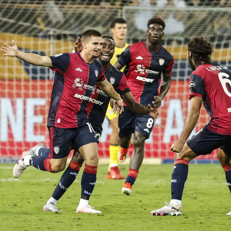 Cagliari's Razvan Marin jubilates with his teammates after scoring the goal during the Italian Serie A soccer match Parma Calcio vs Cagliari Calcio Calcio at Ennio Tardini stadium in Parma, Italy, 30 September 2024. ANSA / ELISABETTA BARACCHI