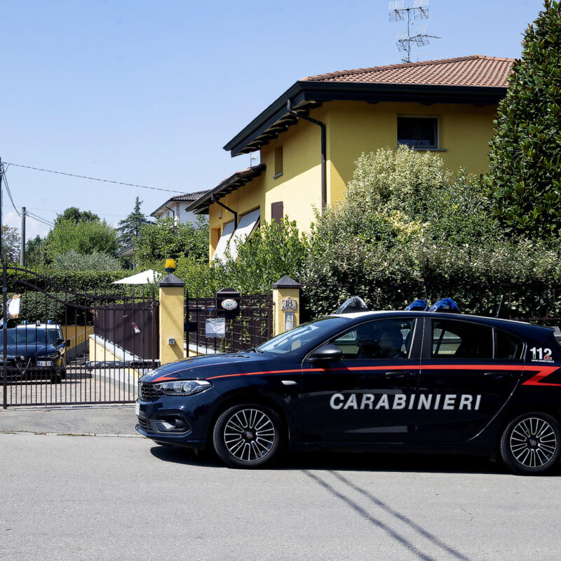 Nell'immagine del 09 agosto 2024 carabinieri al lavoro nei pressi del giardino di una villetta dove fu trovato un neonato morto e seppellito, a Vignale di Traversetolo (Parma).Un secondo corpo apparentemente di bambino molto piccolo, sepolto nello stesso campo dove il 9 agosto era stato trovato un primo neonato, morto da pochi giorni, anche in quel caso sotterrato. Il ritrovamento è di una settimana fa, ieri sono iniziate le analisi disposte dalla Procura di Parma, con il prelievo del Dna, per avere informazioni su quanto è stato riesumato a Vignale di Traversetolo, nel giardino di una villetta bifamiliare. Questa volta si tratterebbe di ossa, più risalenti nel tempo rispetto al neonato di agosto e anche la datazione precisa sarà importante. Chi le ha viste è convinto che si tratti di un infante.ANSA/ELISABETTA BARACCHI