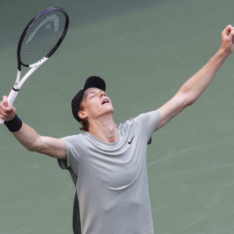 epa11593802 Jannik Sinner of Italy celebrates defeating Taylor Fritz of the US during the Mens finals match at the US Open Tennis Championships at the USTA Billie Jean King National Tennis Center in Flushing Meadows, New York, USA, 08 September 2024. EPA/BRIAN HIRSCHFELD