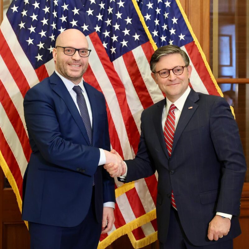 Un incontro tra il presidente della Camera dei deputati Lorenzo Fontana e lo speaker della Camera dei Rappresentanti degli Stati Uniti d’America Mike Johnson, tenutosi nelle scorse settimane e in cui si è discusso degli scenari della politica americana, delle prospettive della politica estera e di Medio Oriente, è stata anche l’occasione in cui lo speaker ha espresso il desiderio di ricostruire le sue origini italiane e l’albero genealogico familiare.Mike Johnson, da parte di madre, ha infatti origini di Cefalù. Grazie ad una collaborazione tra la Camera dei Deputati e il comune normanno, è stato ricostruito il legame familiare degli antenati del politico statunitense.In particolare, i bisnonni dello speaker Usa, sono entrambi nati a Cefalù alla fine dell’Ottocento e, dopo aver migrato verso l’America, si sono stabiliti nel Sud degli Stati Uniti con il cognome Messina.«Per noi è stato motivo di grande orgoglio – ha affermato il sindaco Daniele Tumminello, scoprire delle origini Cefaludesi dei diretti discendenti di un personaggio politico che ricopre un ruolo chiave nelle istituzioni statunitensi. Grazie alla collaborazione tra la Camera dei Deputati e il Comune di Cefalù è stato possibile risalire a tutti i discendenti materni di Mike Johnson. Saremmo lieti di averlo in visita e ospite della città di Cefalù per conoscere da vicino i luoghi da cui è iniziata la sua avventura che oggi lo ha portato a ricoprire questo prestigioso ruolo politico». (Nella foto della Camera dei Deputati Mike Jhonson con il presidente della Camera Fontana)