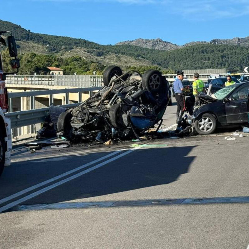 I sanitari del 118, i carabinieri e i vigili del fuoco sulla Palermo-Sciacca dove tre persone sono morte in un incidente stradale e tre bambini sono rimasti feriti e trasportati in codice rosso all'ospedale, 12 ottobre 2024.ANSA/ IGNAZIO MARCHESE