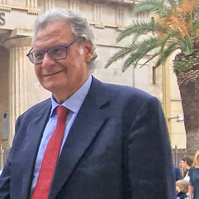 Giovanni Lentini, sindaco di Castelvetrano, davanti al teatro Selinus
