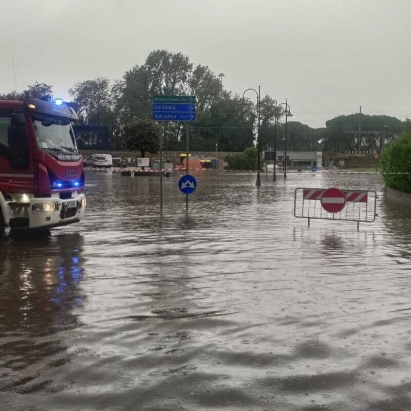 Oltre a Cesenatico, in provincia di Forlì-Cesena le altre zone più colpite dal maltempo sono pure Gatteo e Savignano. Decine sono gli interventi dei vigili del fuoco del comando provinciale per persone bloccate in casa dall'acqua, per autisti in difficoltà, alberi caduti e allagamenti.ANSA/VIGILI DEL FUOCO+++ ANSA PROVIDES ACCESS TO THIS HANDOUT PHOTO TO BE USED SOLELY TO ILLUSTRATE NEWS REPORTING OR COMMENTARY ON THE FACTS OR EVENTS DEPICTED IN THIS IMAGE; NO ARCHIVING; NO LICENSING +++ NPK +++