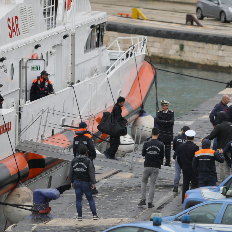 E' entrata nel porto di Bari la motovedetta della guardia costiera italiana con a bordo i 12 migranti provenienti dal centro italiano di permanenza per il rimpatrio di Gjader per i quali è stato disposto il rientro in Italia dopo che il tribunale di Roma non ha convalidato il loro trattenimento all'interno del centro, Bari, 19 ottobre 2024. La motovedetta è partita dall'Albania questa mattina attorno alle 9.30. //The Italian coast guard patrol boat entered the port of Bari carrying the 12 migrants from the Italian detention center for the repatriation of Gjader for whom the return to Italy was ordered after the Rome court did not validate the their detention inside the centre, in Bari, Italy, 19 October 2024. The patrol boat left from Albania this morning around 9.30.ANSA/DONATO FASANO