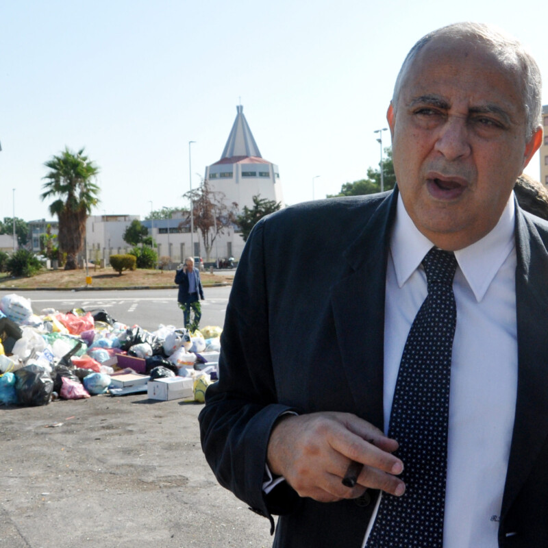 Palermo..Il sindaco Roberto Lagalla tra i Rifiuti in via Calandrucci al Cep..Ph.Alessandro Fucarini.