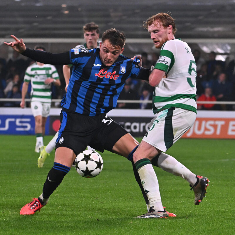 Atalanta's Mateo Retegui and Celtic's Liam Scales during the UEFA Champions League soccer match between Atalanta BC and Celtic FC at the Bergamo Stadium in Bergamo, Italy, 23 October 2024.ANSA/MICHELE MARAVIGLIA