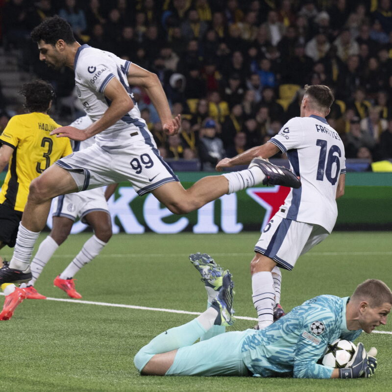 epa11678639 YB's goalkeeper David von Ballmoos (R) in action against Inter's Mehdi Taremi during the UEFA Champions League soccer match between BSC Young Boys and FC Inter, in Bern, Switzerland, 23 October 2024. EPA/PETER SCHNEIDER