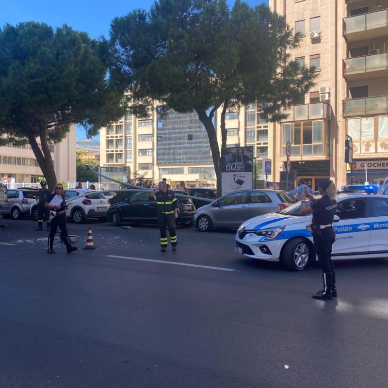 palo illuminazione cade su via Alcide De Gasperi