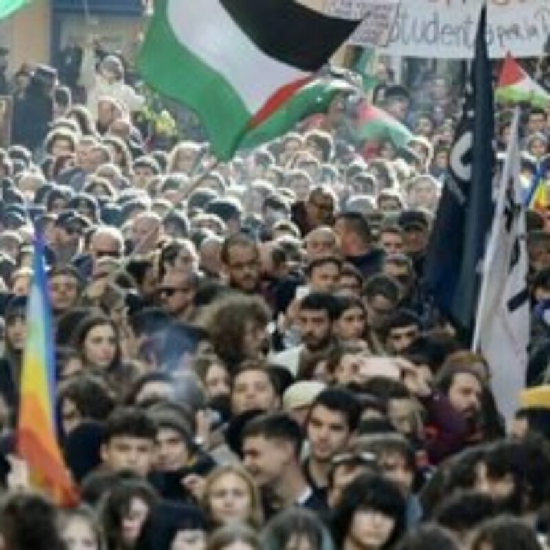 Momenti di tensione si sono verificati in via Padova quando i manifestanti pro Palestina che vorrebbero partire in corteo sono venuti a contatto con le forze dell'ordine in tenuta antisommossa cercando di sfondare il loro blocco, Milano, 27 Gennaio 2024. /// Moments of tension occurred in via Padova when the pro-Palestine demonstrators who wanted to leave in a procession came into contact with the police in riot gear trying to break through their blockade, in Milan, Italy, 27 January 2024.ANSA/MATTEO CORNER