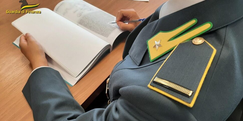 https://assets.gds.it/2024/10/guardia-di-finanza-970x485.jpg