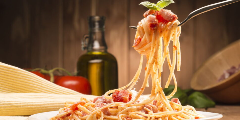 https://assets.gds.it/2024/10/pasta-pomodoro_35127855-970x485.jpg