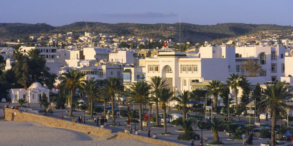 https://assets.gds.it/2024/10/tunisia-hammamet-view-of-the-city-from-the-ramparts-970x485.jpeg