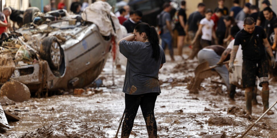 https://assets.gds.it/2024/11/Aftermath-of-deadly-floods-in-Spain-as-toll-surpasses-200_81165108-970x485.jpg