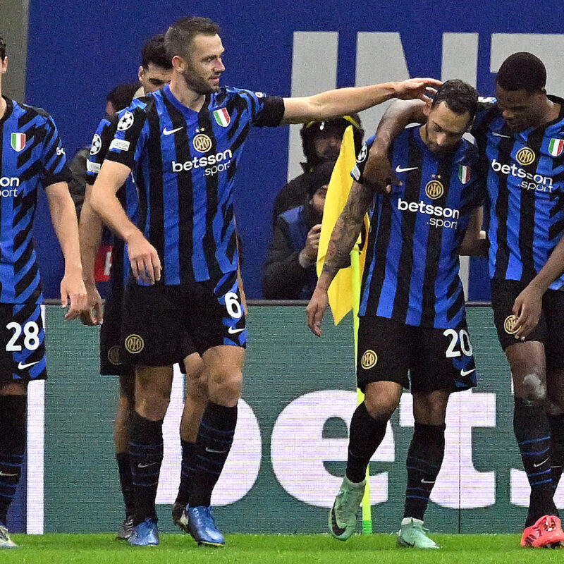 Inter Milans Hakan Çalhano?lu (second from R)) jubilates with his teammates after scoring goal of 1 to 0 during the UEFA Champions League soccer match between Inter and Arsenal at Giuseppe Meazza stadium in Milan, 6 November 2024.ANSA / NICOLA MARFISI