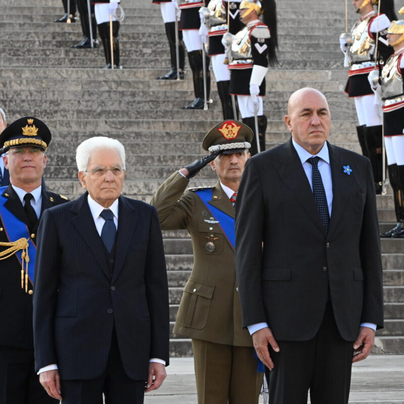 Il presidente della Repubblica, Sergio Mattarella, con il ministro della Difesa Guido Crosetto, all'Altare della Patria nell'ambito delle celebrazioni della Giornata dell'Unità Nazionale e delle Forze Armate. Roma, 4 novembre 2024. ANSA/MAURIZIO BRAMBATTI