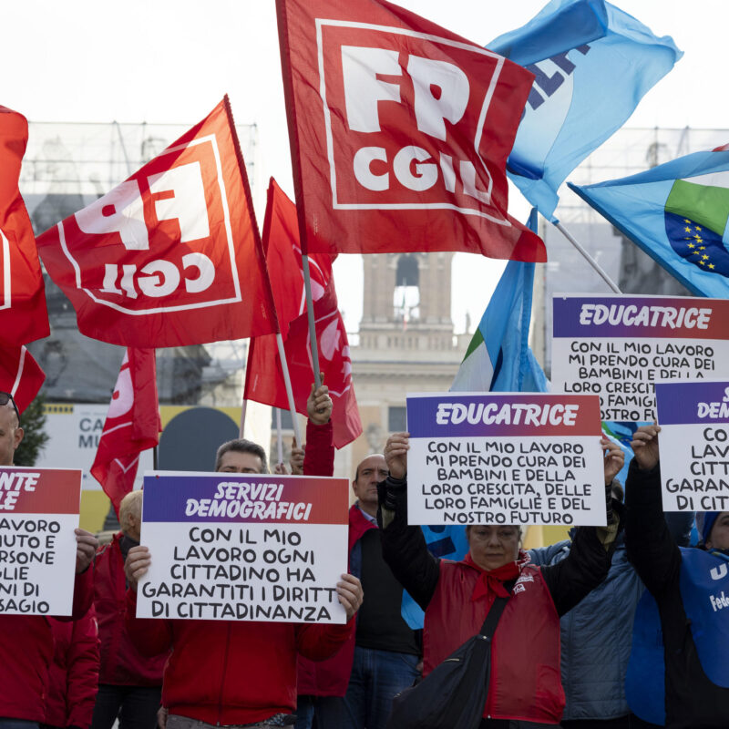 Flashmob dei sindacati Cgil e Uil al Campidoglio contro la manovra di bilancio, Roma, 26 novembre 2024.ANSA/MASSIMO PERCOSSI