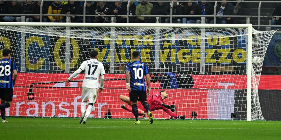 https://assets.gds.it/2024/11/Il-gol-di-Calhanoglu-Inter--970x485.jpeg