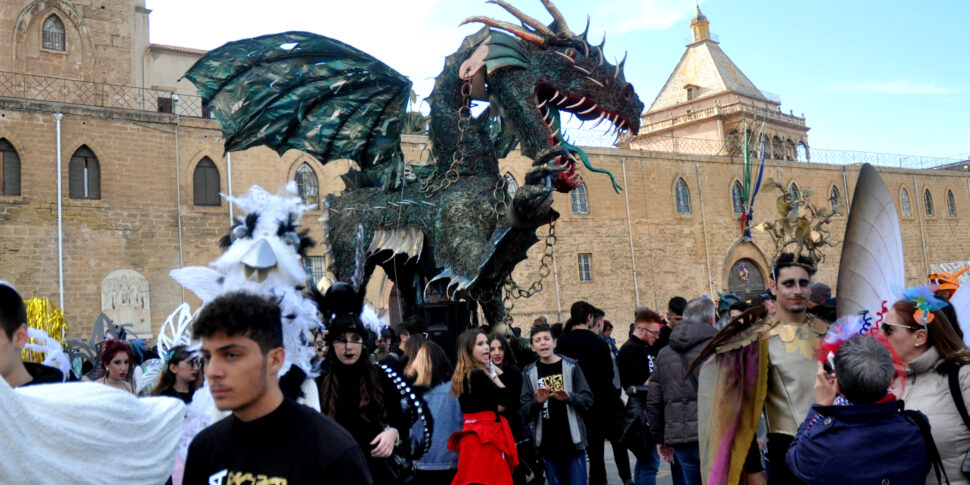 https://assets.gds.it/2024/11/Palermo.Educarnival-2020-sfilata-di-carri-e-costumi._educarnival14_47193199-970x485.jpg