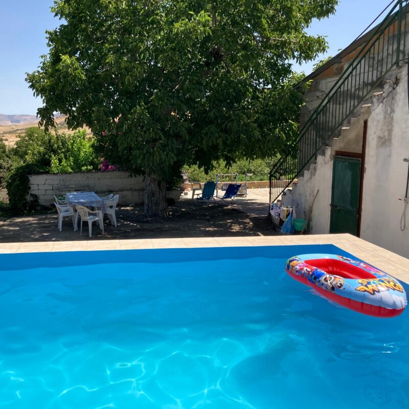 La piscina accanto a una casa di campagna a Venetico su cui si è pronunciato il Cga