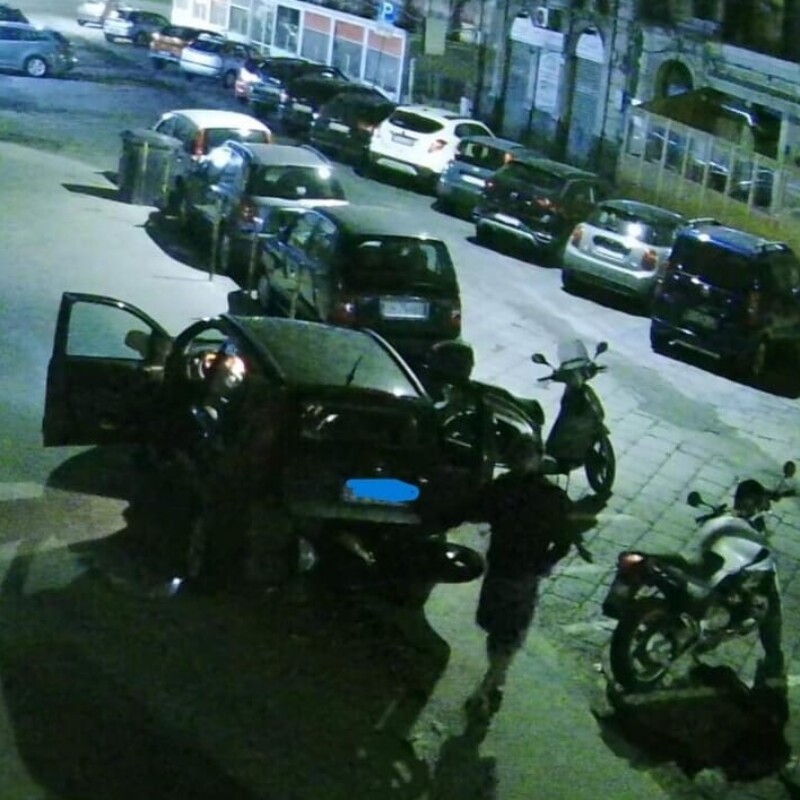 RUBA UNO SCOOTER CARICANDOLO IN AUTO 43ENNE IDENTIFICATO E DENUNCIATO DALLA POLIZIA DI STATO