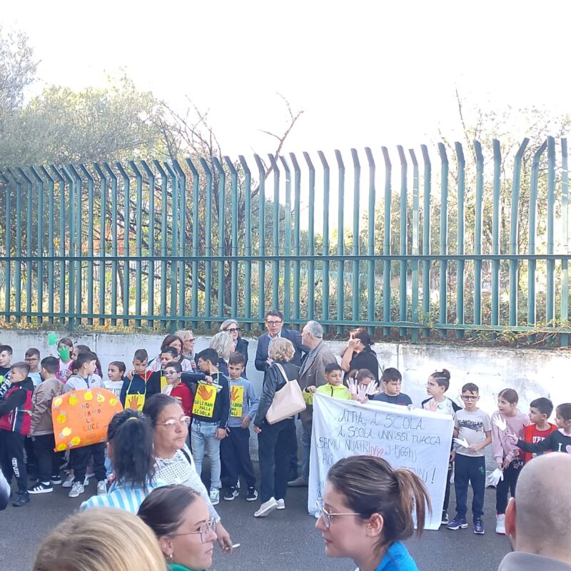 Protesta alla scuola Falcone allo Zen di Palermo