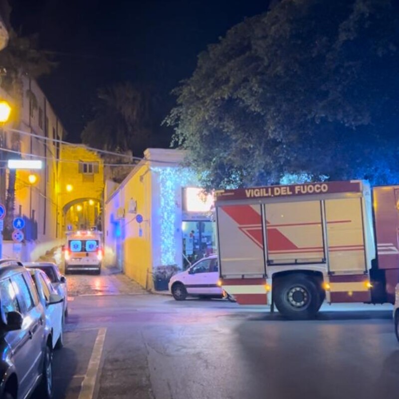 Palermo, il crollo del montacarichi: il mezzo dei vigili del fuoco e l'ambulanza con a bordo alcuni feriti