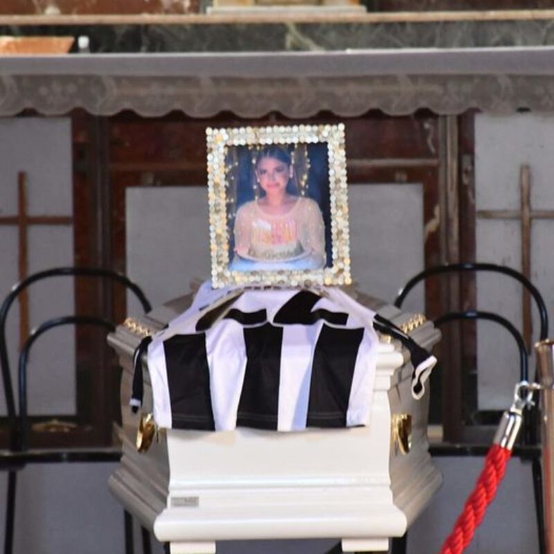 Il feretro di Margaret Spada durante i funerali nella chiesa di piazza Duomo, Lentini (Siracusa), 18 novembre 2024. La ventiduenne è morta il 7 novembre scorso a Roma mentre si stava sottoponendo a un intervento di rinoplastica parziale.ANSA/ ORIETTA SCARDINO