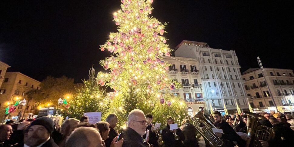 Si accendono le luci dell'albero di Natale a Palermo, si illuminano la