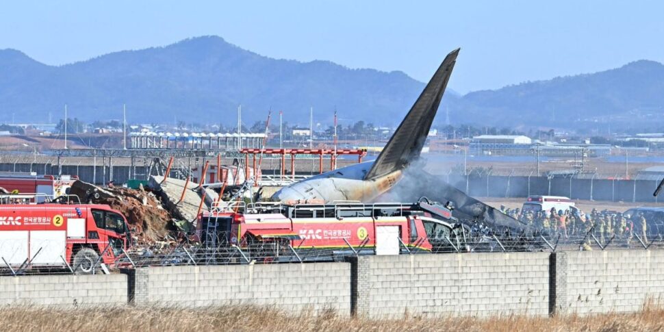 Corea del Sud, un aereo si schianta durante l'atterraggio: le vittime ...