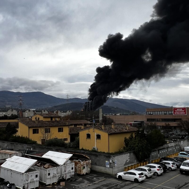 La colonna di fumo dopo l'esplosione avvenuta in una raffineria a Calenzano