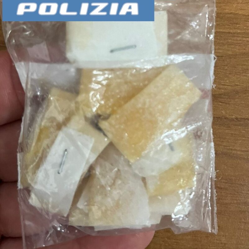 IN GIRO CON LA DROGA NEGLI SLIP, 20ENNE RUMENO ARRESTATO DALLA POLIZIA DI STATO 2