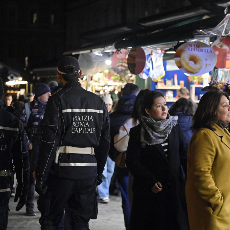 Polizia Municipale tra gli stand del mercatino natalizio di piazza Navona, Roma