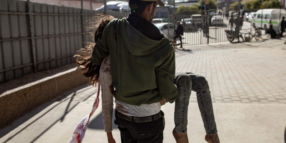 https://assets.gds.it/2024/12/Israeli-airstrike-injures-Palestinians-in-Khan-Yunis_82191512-970x485.jpg