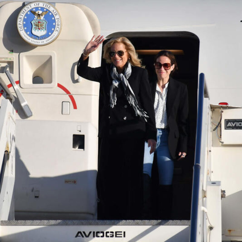 (ANSA) - CATANIA, 04 DIC - La first lady Jill Biden è in Italia. L'aereo con la moglie del presidente degli Usa, partita da Washington, D.C., dalla Joint Base Andrews, è atterrato nella base militare Nas Sigonella. Il programma prevede, nell'ambito della sua iniziativa 'Joining forces' a sostegno delle famiglie dei militari e veterani, un incontro nella struttura con le famiglie legate al mondo militare e poi un discorso. Successivamente, nella tarda mattinata, la first lady si recherà a Messina per visitare Gesso, la frazione del comune in cui sono nati i suoi bisnonni. Nel pomeriggio di oggi Jill Biden partirà dalla Nas Sigonella con destinazione Abu Dhabi, negli Emirati Arabi Uniti. Tappe successive, fino all'8 dicembre, saranno Qatar e Francia. (ANSA). TR-/ S0A QBXB