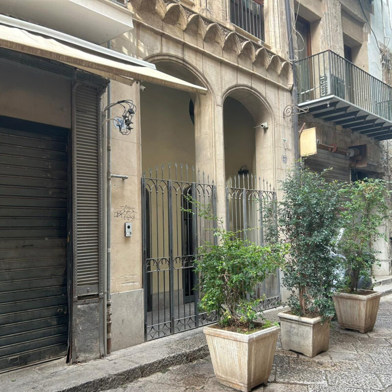 Palermo Bengalese accoltellato in via Argenteria.Nella foto il B&B dove allogiano i turisti americani..Ph.Alessandro Fucarini.