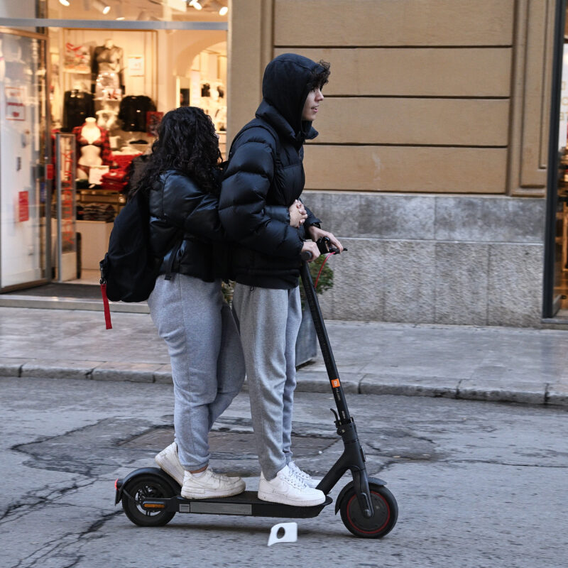 Una persona su un monopattino elettrico in una via del centro di Milano