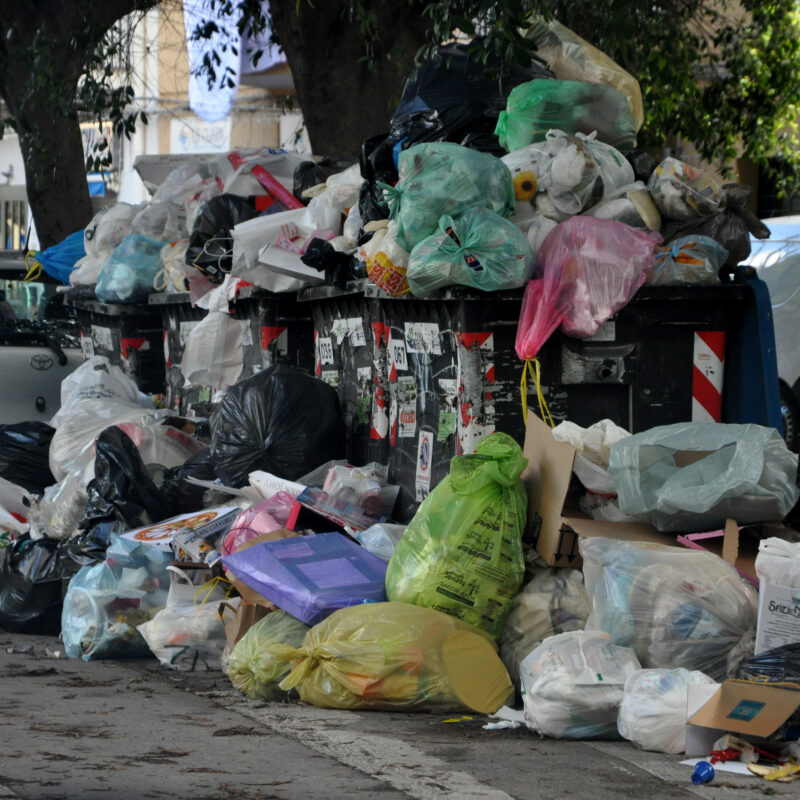 Palermo.Rifiuti stamane in via Palmerino...Ph.Alessandro Fucarini.