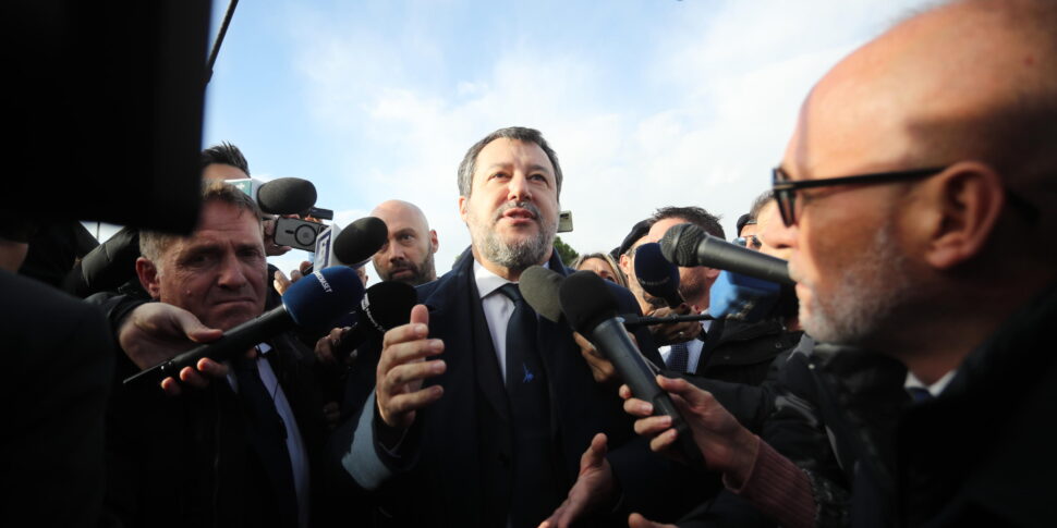 https://assets.gds.it/2024/12/Processo-Open-Arms-Matteo-Salvini-arriva-allaaula-bunker-del-carcere-Pagliarelli_82141651-1-970x485.jpg