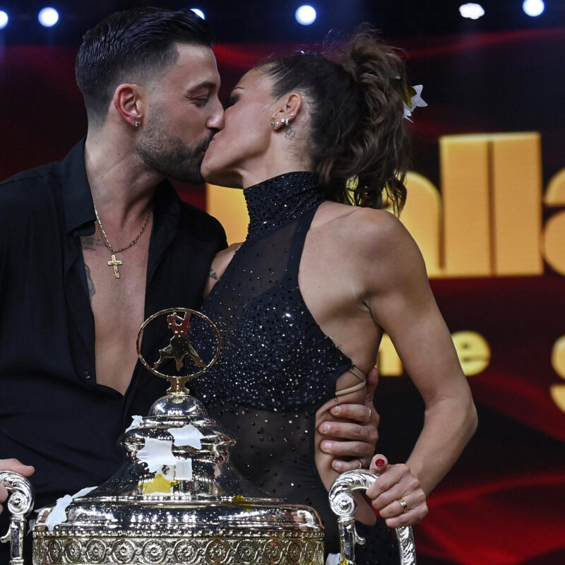 Bianca Guaccero e Giovanni Pernice festeggiano la vittoria durante la puntata finale del dance show Ballando con le Stelle