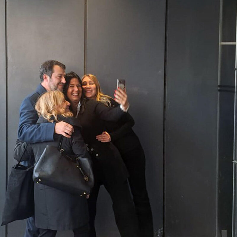 Selfie di Matteo Salvini con le commesse della Rinascente a Palermo, 20 dicembre 2024