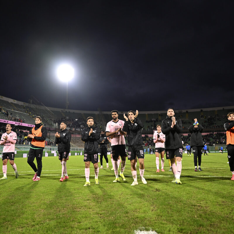 Il Palermo festeggia sotto la propria curva con i tifosi