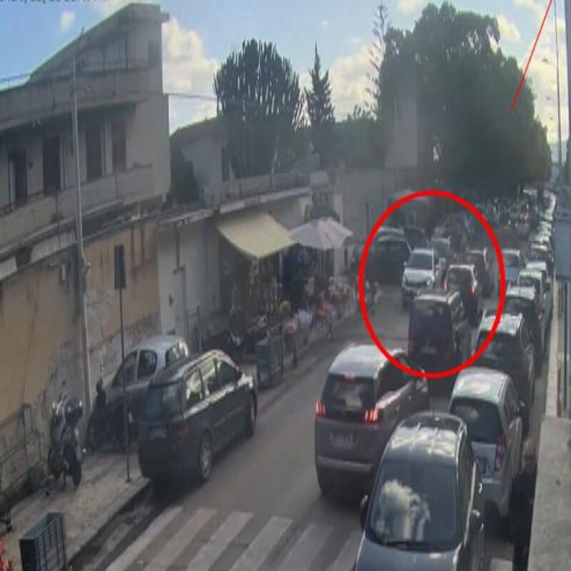 Dalla Volkswagen scende uno dei complici