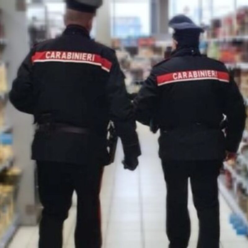 Ruba cosmetici e abbigliamento in un negozio, arrestata 43enne a Messina