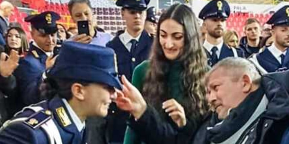 Emozione per la poliziotta di Enna al giuramento, il picchetto d'onore al padre tetraplegico IL VIDEO