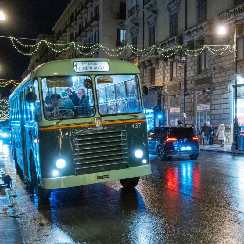 L'autobus storico dell'Amat in via Roma (foto Alessandro Fucarini)