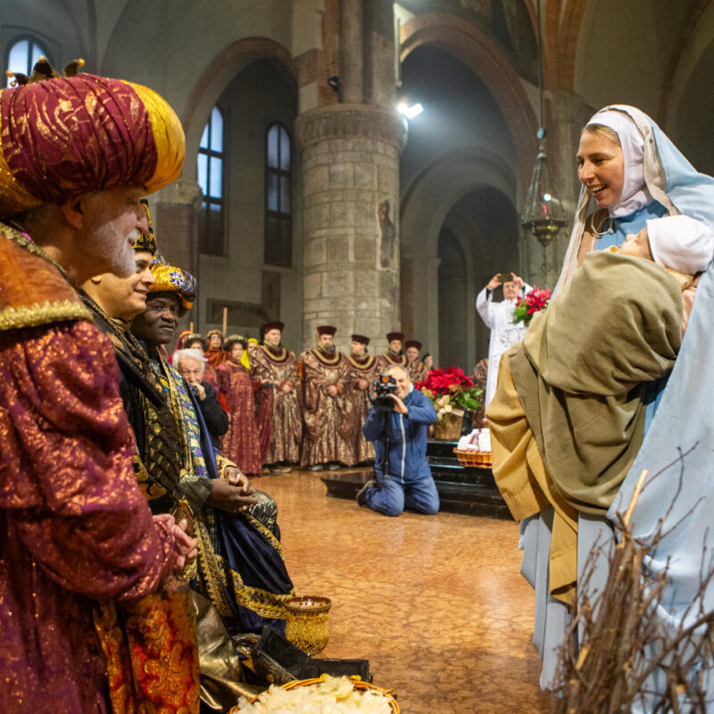 Celebrazione della Santa Epifania nella chiesa di Sant'Eustorgio con la sfilata dei Magi e le comparse del presepe vivente, Milano