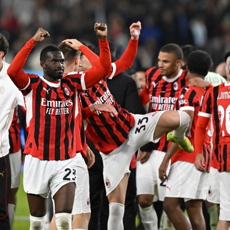 epa11810363 Players of AC Milan celebrate winning the Supercoppa Italiana final match between FC Inter and AC Milan, in Riyadh, Saudi Arabia, 06 January 2025. EPA/STRINGER